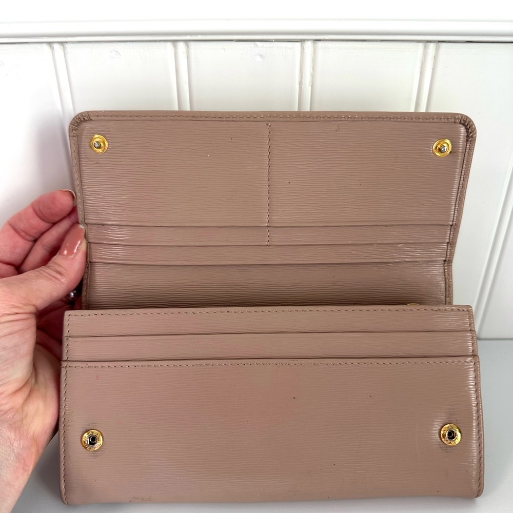 Pre-loved Prada Vitello Move long wallet in the color Cipria with Gold Logo - Picture 8 of 16